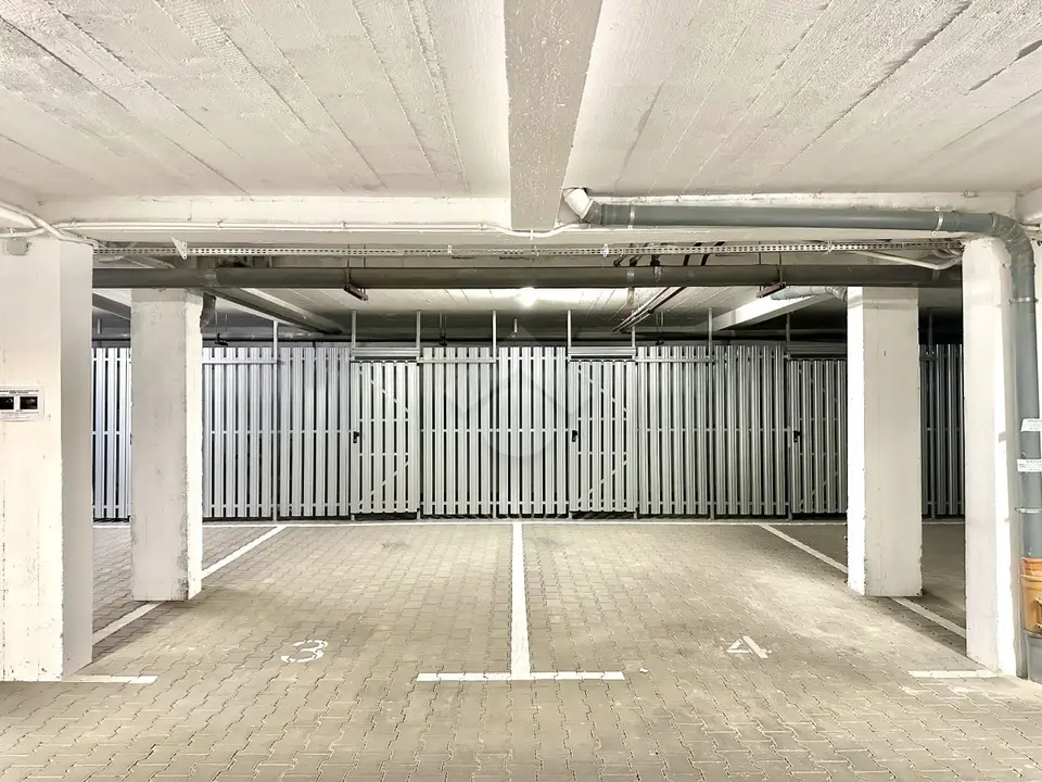 Kraków – Żabiniec - Miejsce postojowe + komórka lokatorska