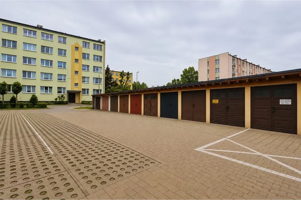 Oferujemy na sprzedaż murowany garaż o powierzchni 18 m², położony przy ul. – Głowno