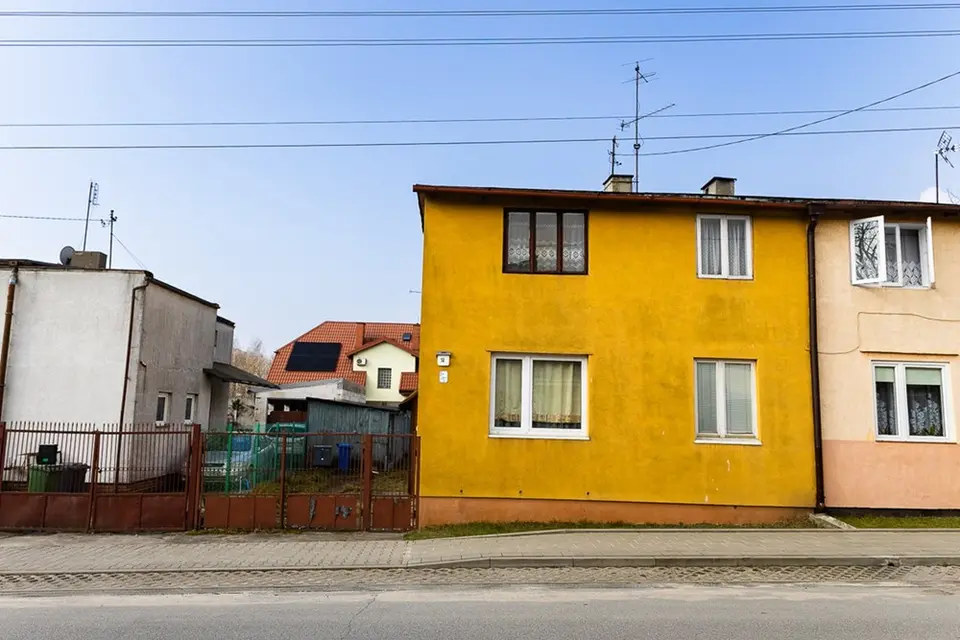 Oferujemy na sprzedaż nieduży dom o powierzchni 58 m², usytuowany w Łodzi Górnej, przy ul. – Łódź