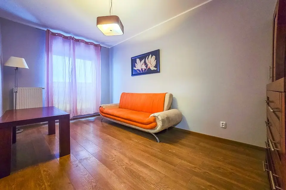 Duży, przestronny apartament 3 pokojowy, o powierzani 82,68 m² na wynajem w centrum Łodzi. – Łódź