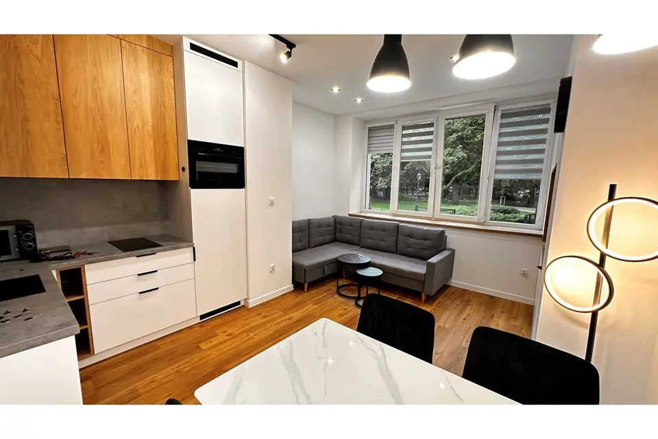 Apartament typu studio z widokiem na Park Ratuszowy Są mieszkania, które oferują metraż. – Bielsko-Biała